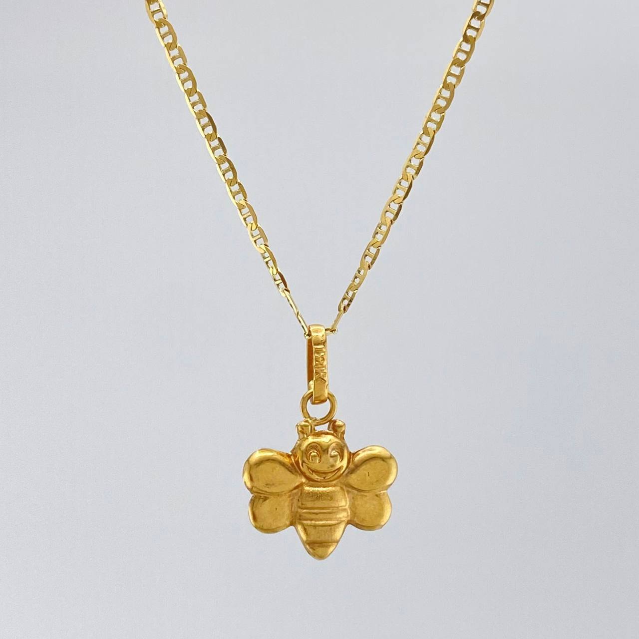 Set Cadena Escalera + Dije Abeja / 2.65gr / 19 3/4 in Oro Amarillo 18K