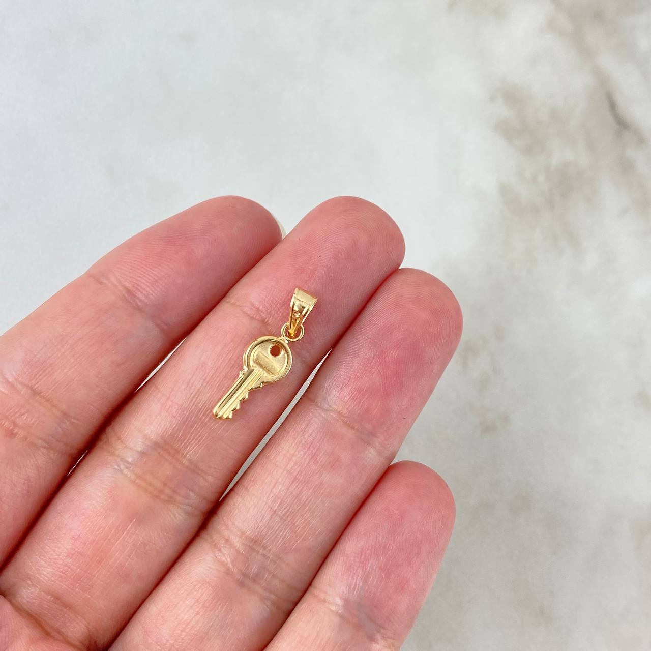 Pendant Key 0.45gr / 0.8in / Smooth Bail 18K Gold ©