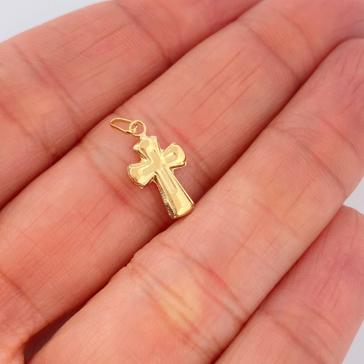 Dije Cruz 0.35gr / 3/4 in / Oro Amarillo 18K $