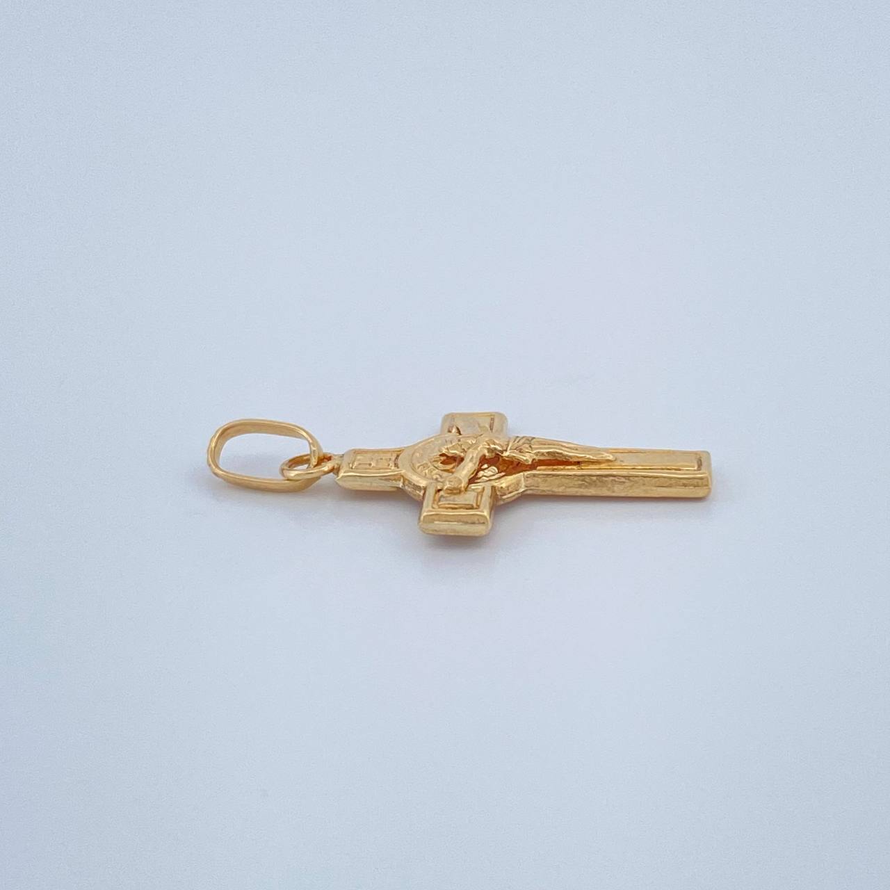 Dije Cruz Cristo San Benito 0.75gr / 1 in / Oro Amarillo 18K $