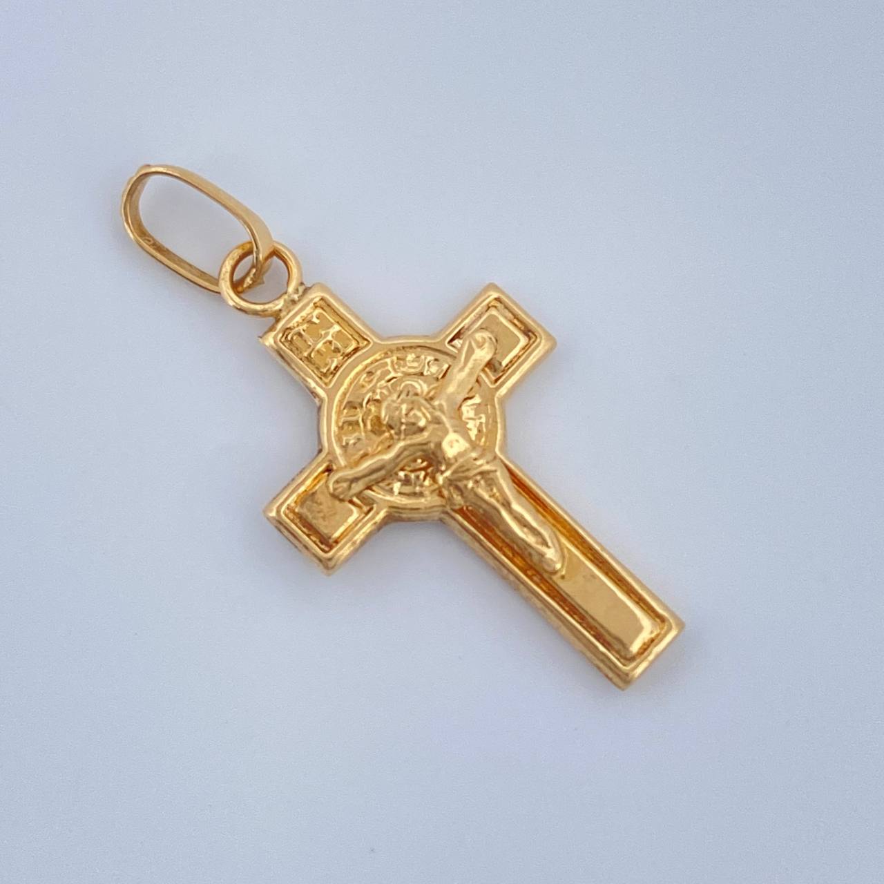 Dije Cruz Cristo San Benito 0.75gr / 1 in / Oro Amarillo 18K $