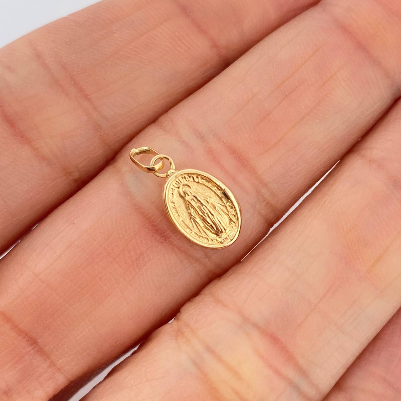 Dije Vigen Milagrosa 0.4gr / 1/2 in / Oro Amarillo 18K &