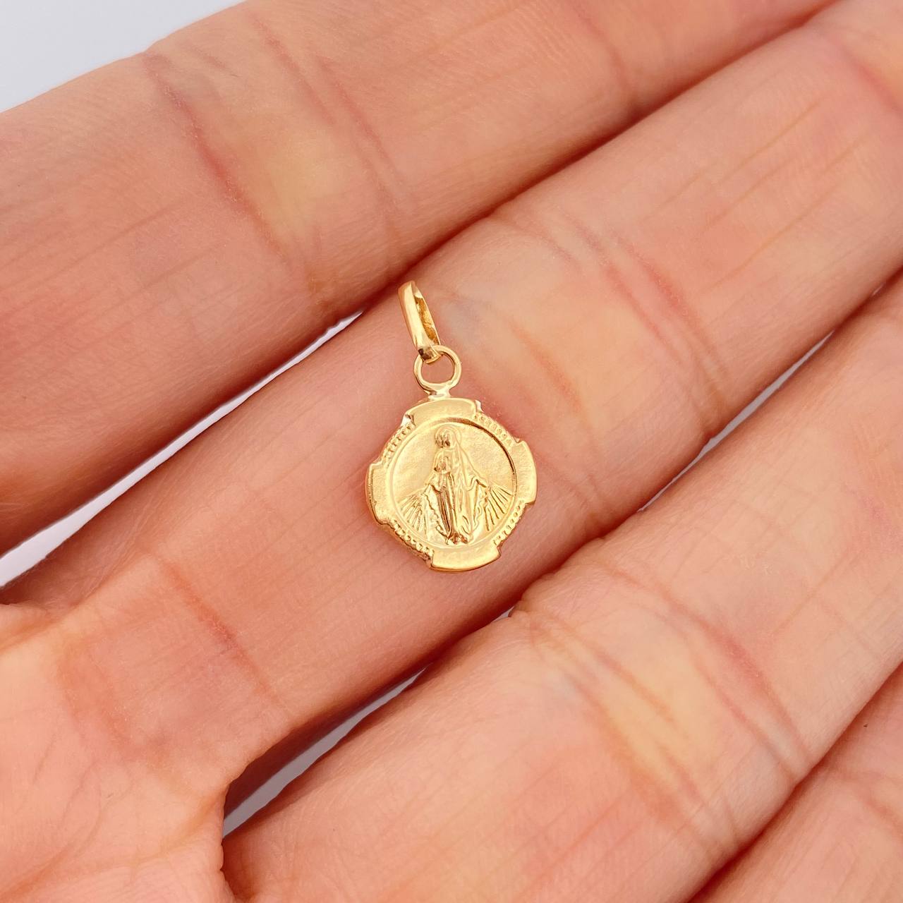 Dije Virgen Milagrosa 0.35gr / 1/2 in / Oro Amarillo 18K &