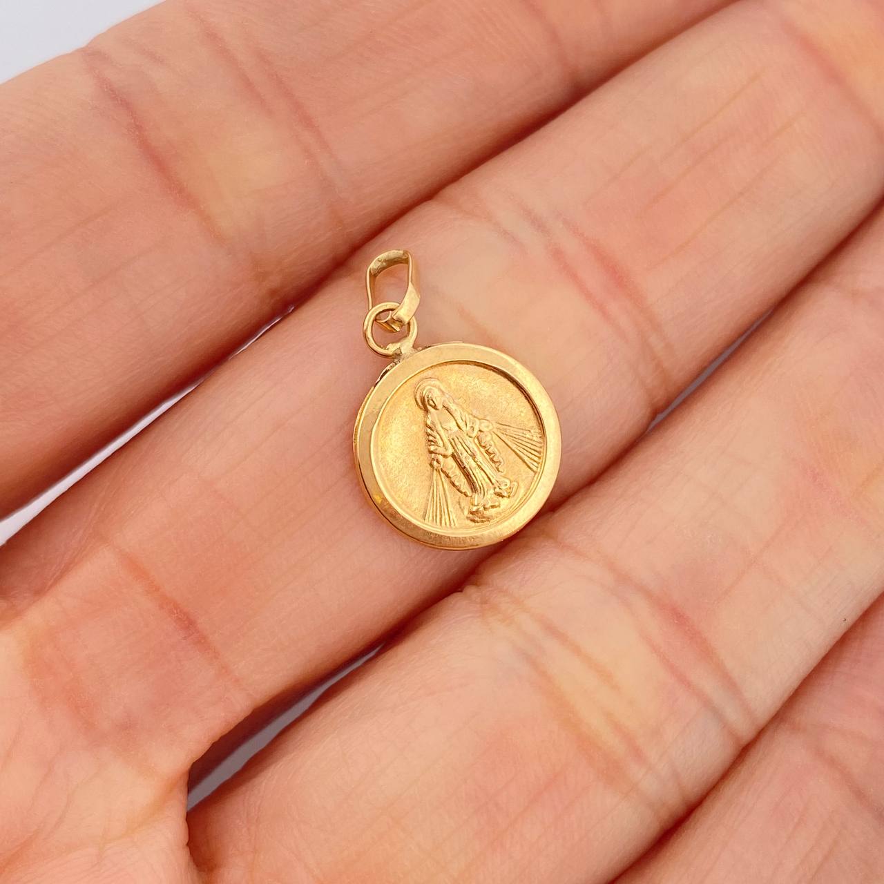Dije Vigen Milagrosa 0.5gr / 3/4 in / Oro Amarillo 18K &
