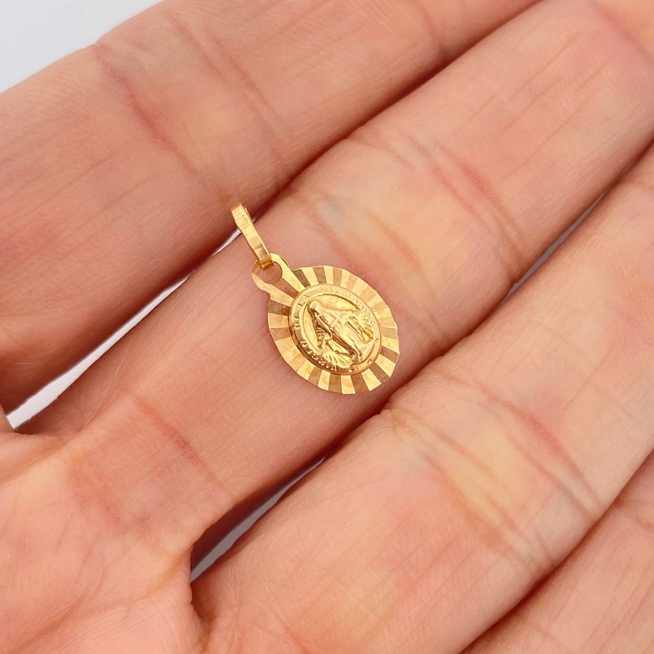 Dije Vigen Milagrosa 0.9gr / 3/4 in / Oro Amarillo 18K &