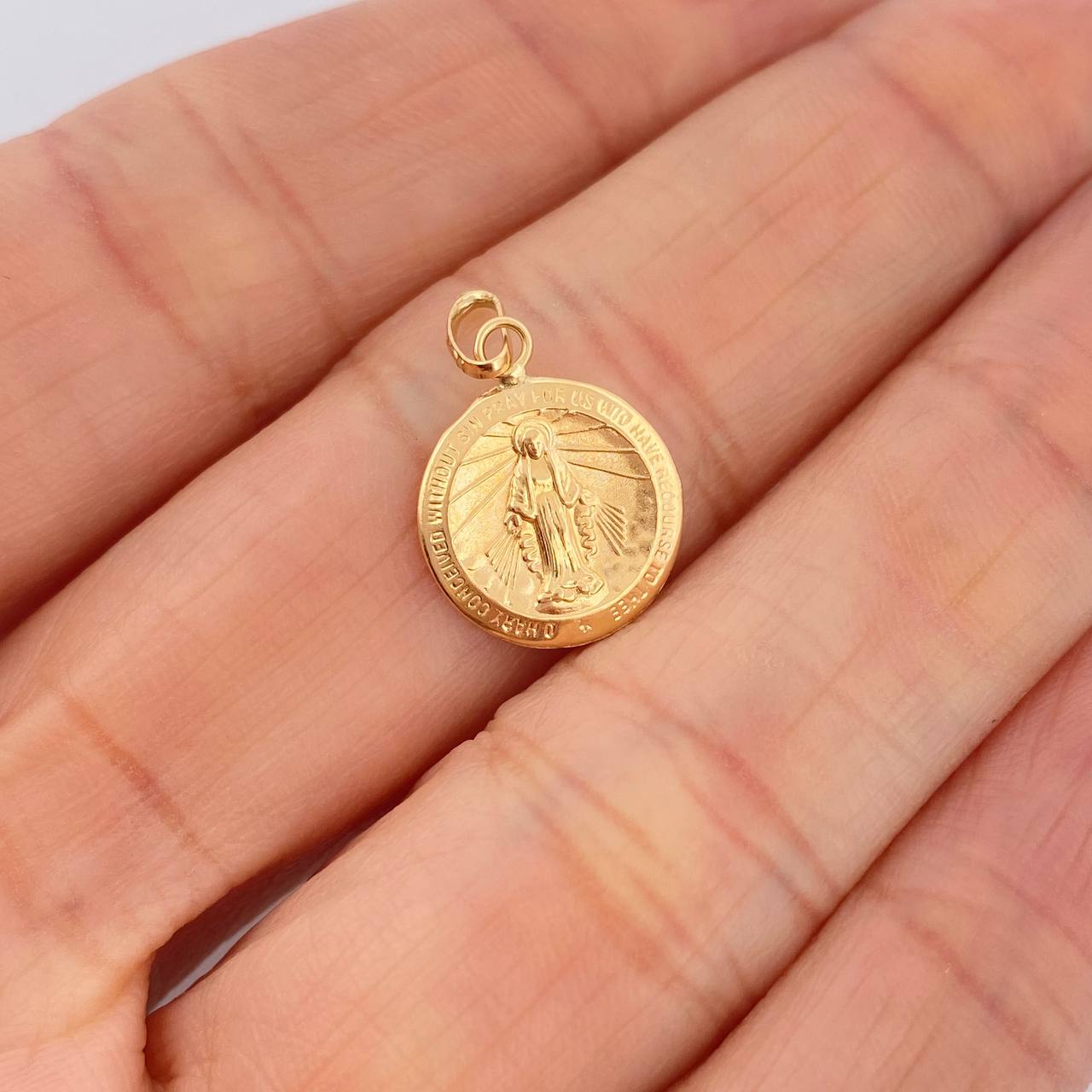 Dije Vigen Milagrosa 0.55gr / 3/4 in / Oro Amarillo 18K &