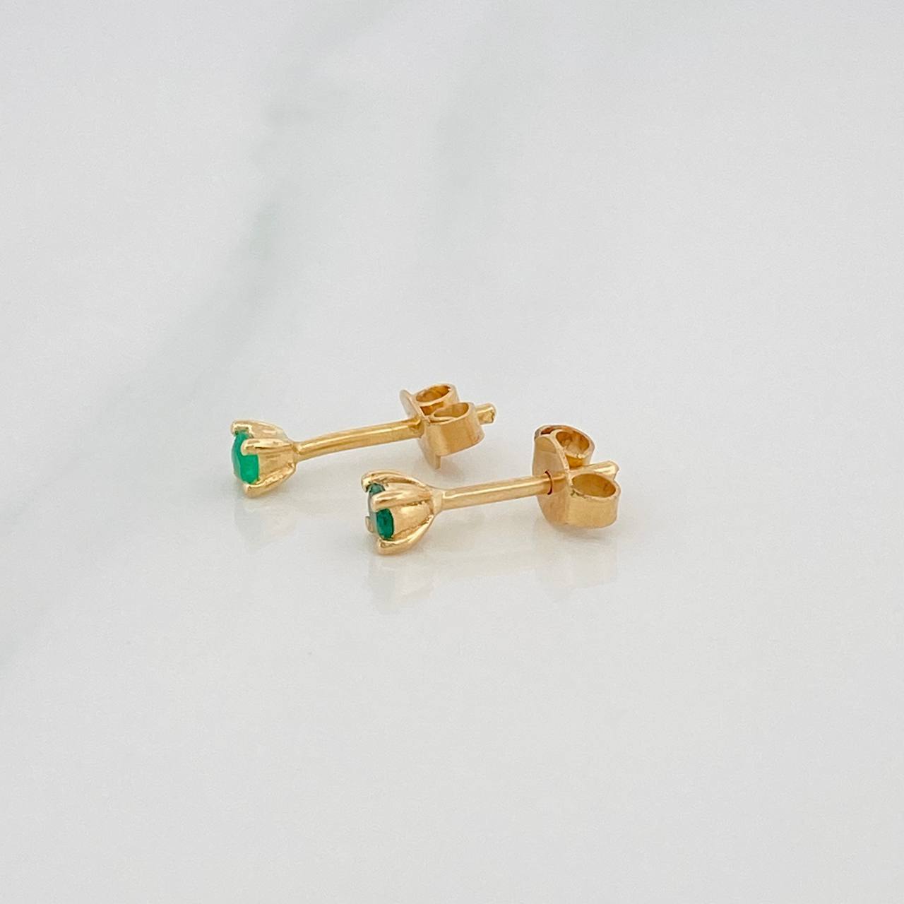 Stud Earrings Four Prongs Emeralds 10pts 0.85g / in / 3mm Yellow Gold 18K