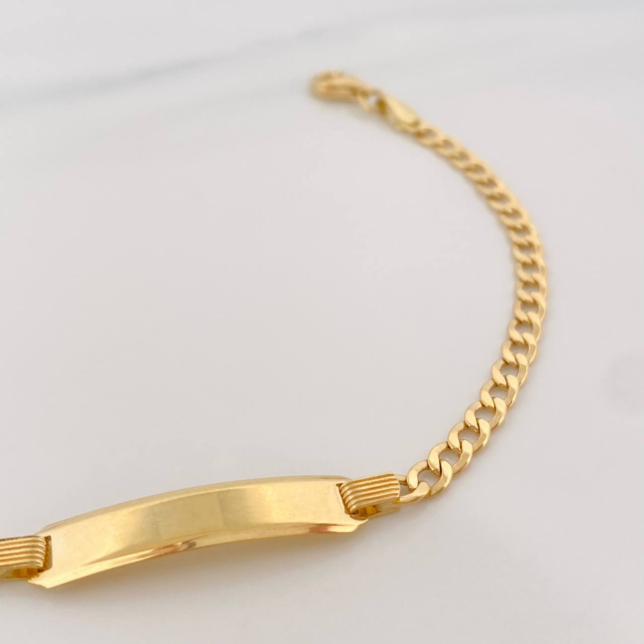 Pulso Cubano Placa Rectangular 3.7g / 7 in / 3.12mm Oro Amarillo 18K