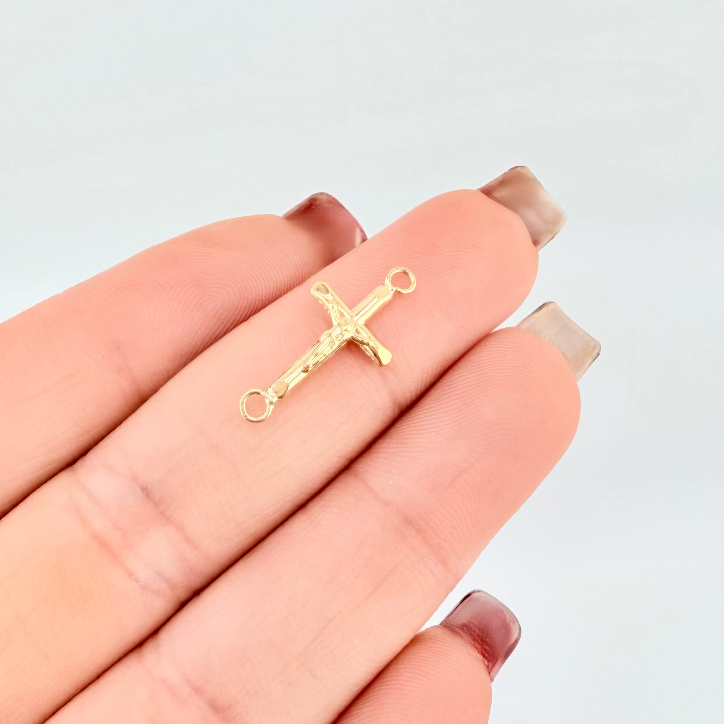 Dije Cruz Cristo Puntas Planas 0.55gr / 1 in / Oro Amarillo 18K