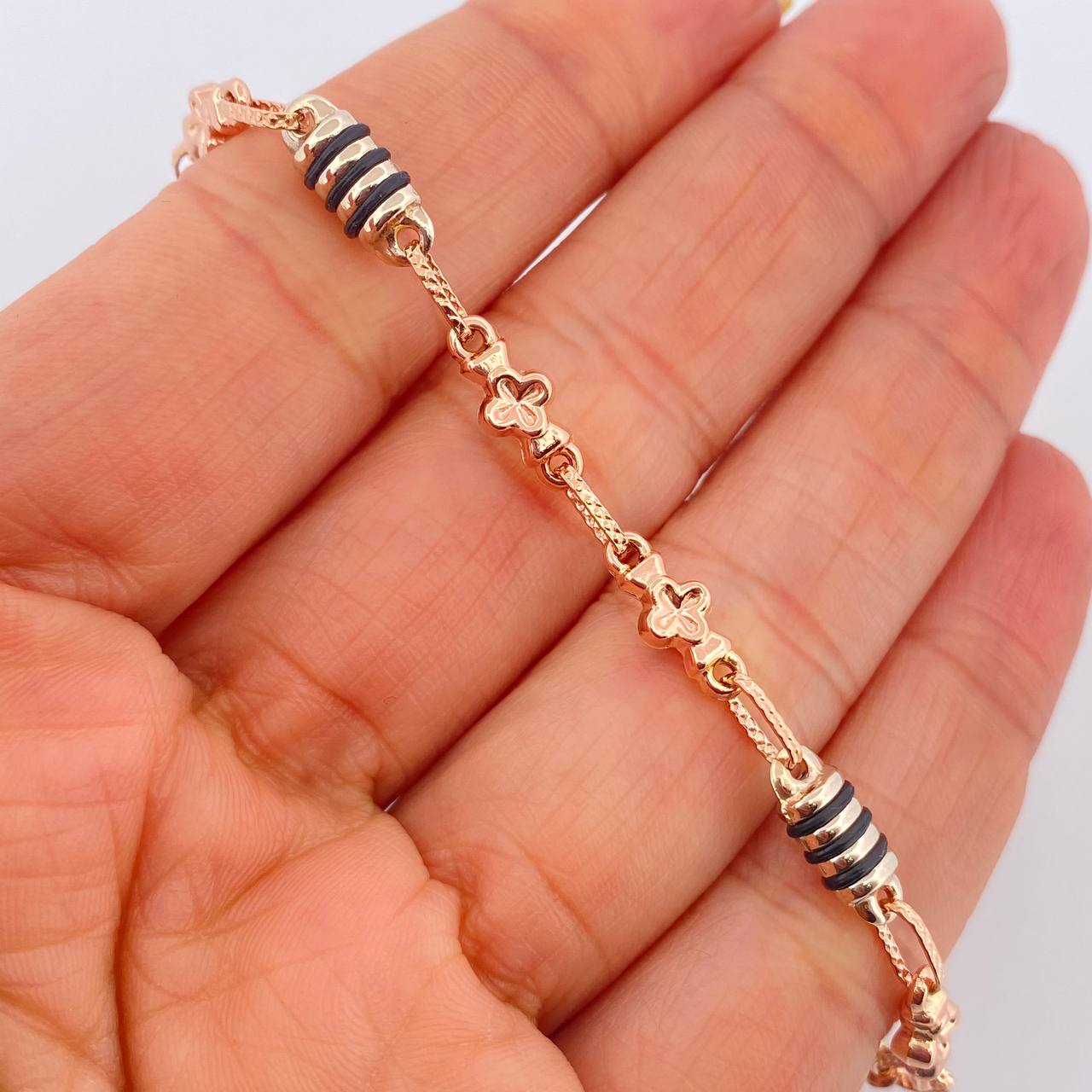 Tobillera Rustica Flores 6gr / 10 1/4 in / 4.4mm Dos Oros Blanco Rosa 18K %