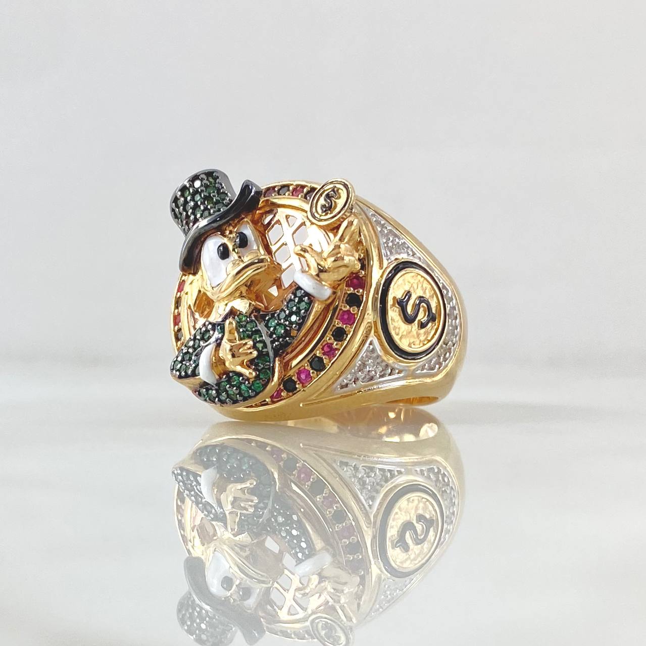 Anillo Pato Millonario Inspirado 17.4gr / T10 1/2 / Circones Multicolor Tres Oros 18K ©