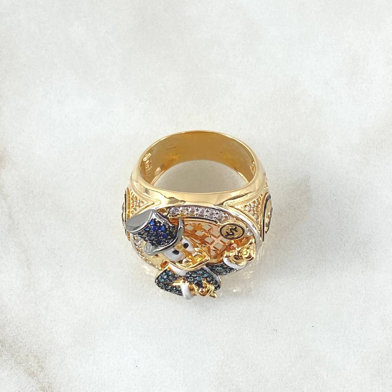 Anillo Pato Millonario Inspirado 16.5gr / T9 / Circones Multicolor Tres Oros 18K ©