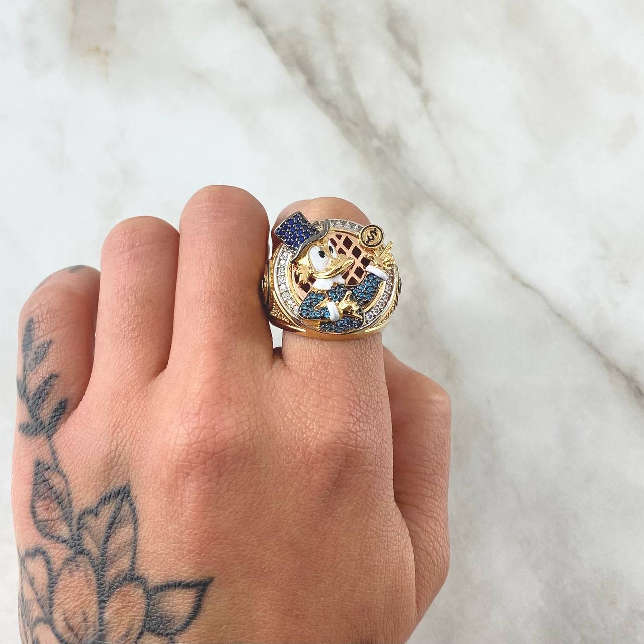 Anillo Pato Millonario Inspirado 16.5gr / T9 / Circones Multicolor Tres Oros 18K ©