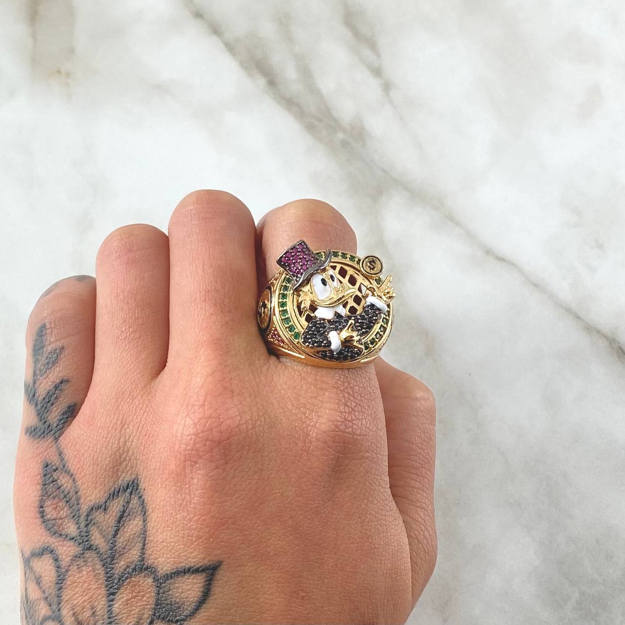 "Duck Millionaire Ring Inspired 16.65gr / T9 3/4 / Multicolor Zircons Yellow Gold 18K ©"