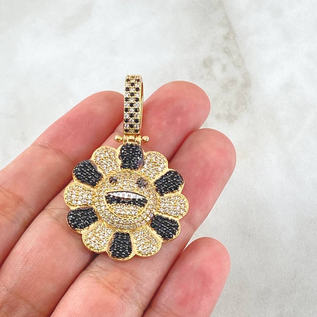 Pendant White and Black Emogi Flower 9.55gr / 4.5cm / Black White Zircons Yellow Gold 18K ©