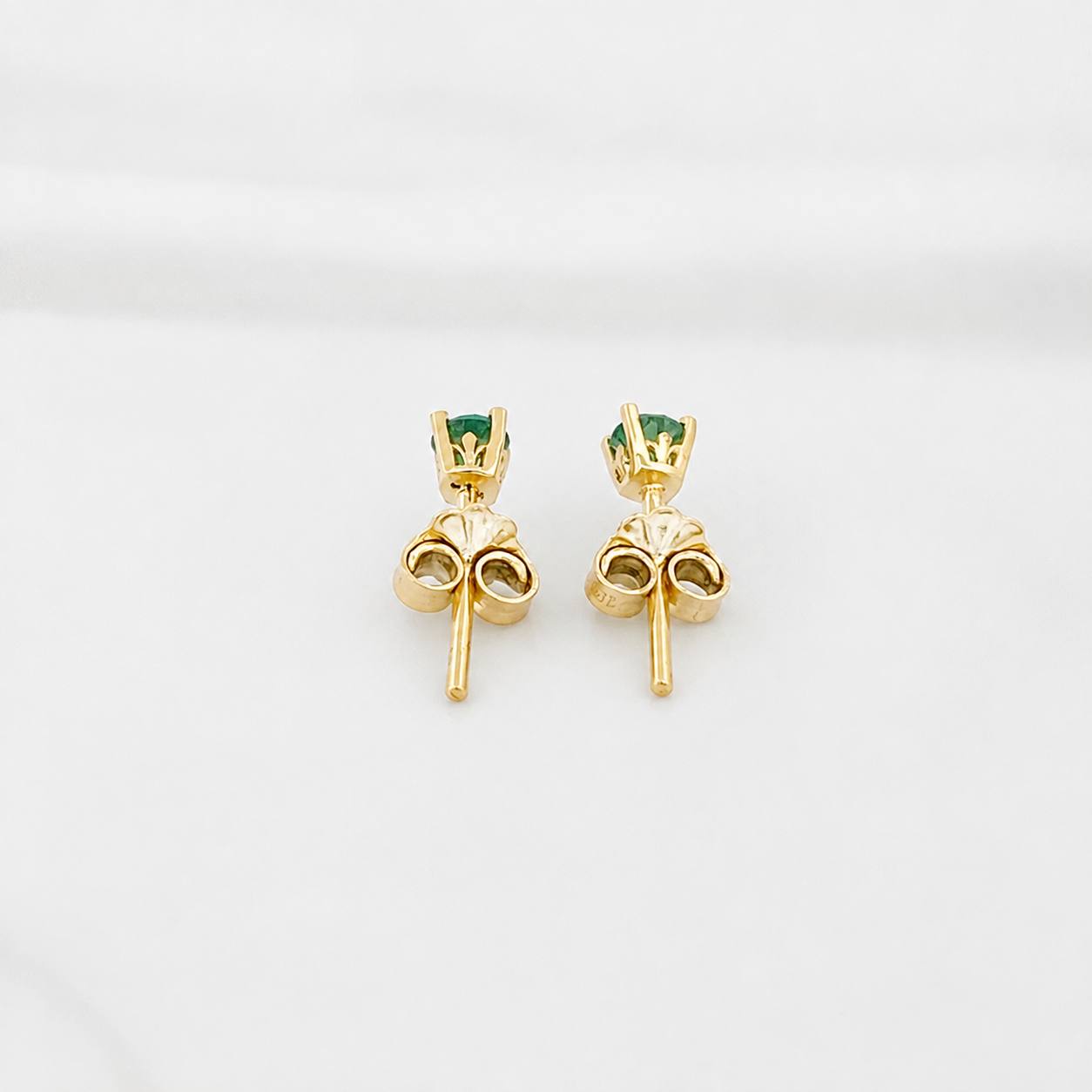 Stud Earrings Four Prongs Emerald 30pts 0.9g / in / 2mm Yellow Gold 18K