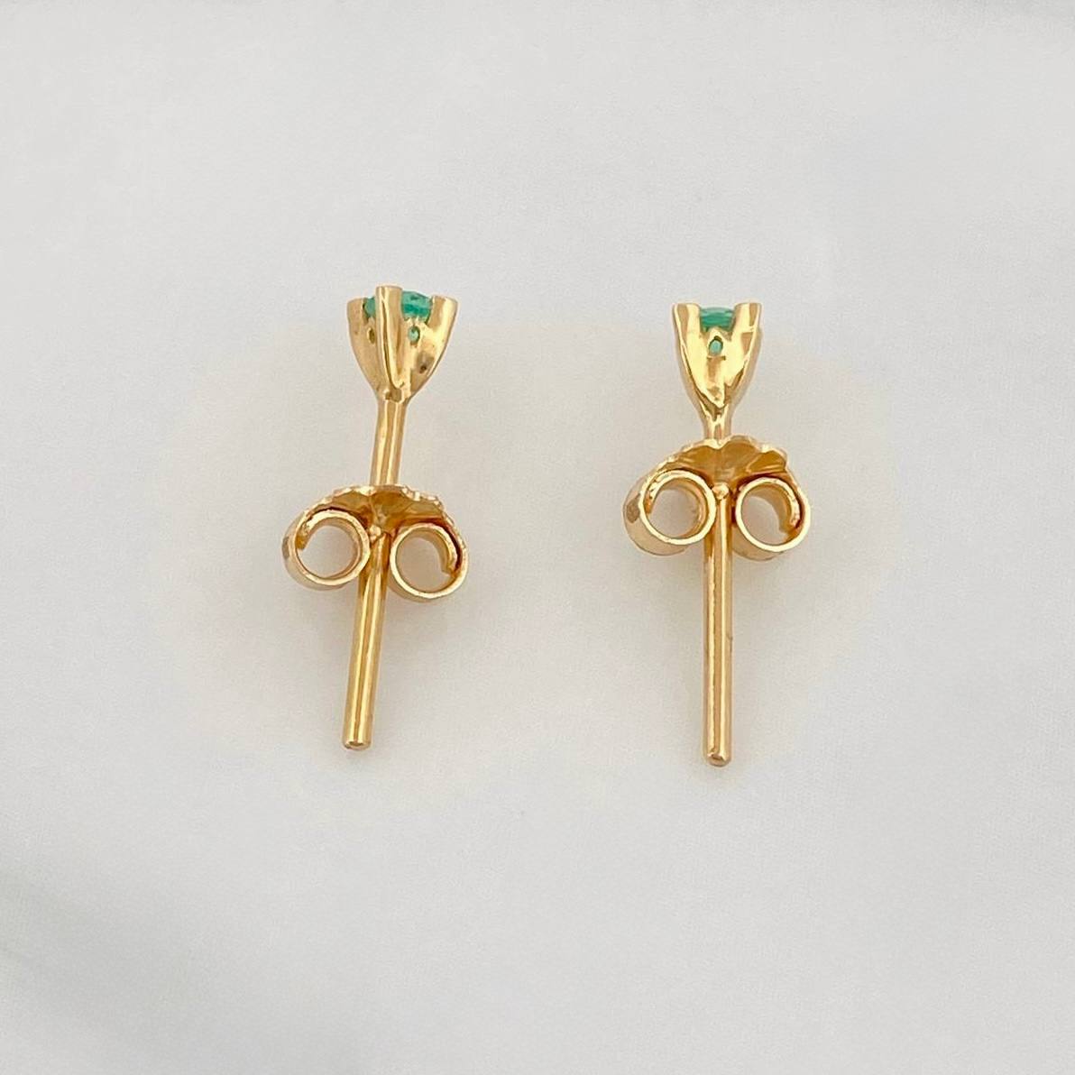 Stud Earrings Four Prongs Emerald 12pts 0.75g / in / 2mm Yellow Gold 18K