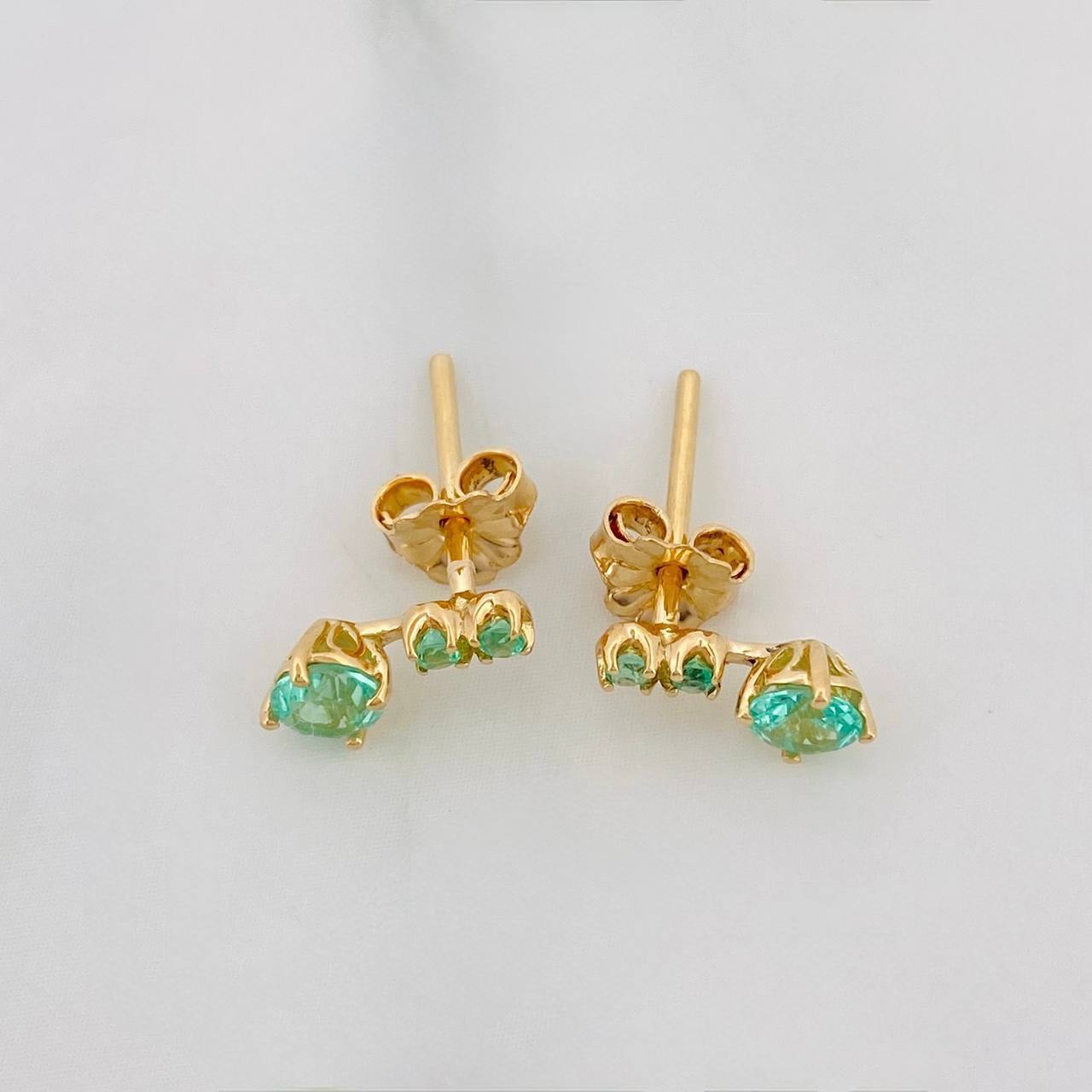 Stud Earrings Circles Emeralds 50pts 1.1g / in / 3mm Yellow Gold 18K
