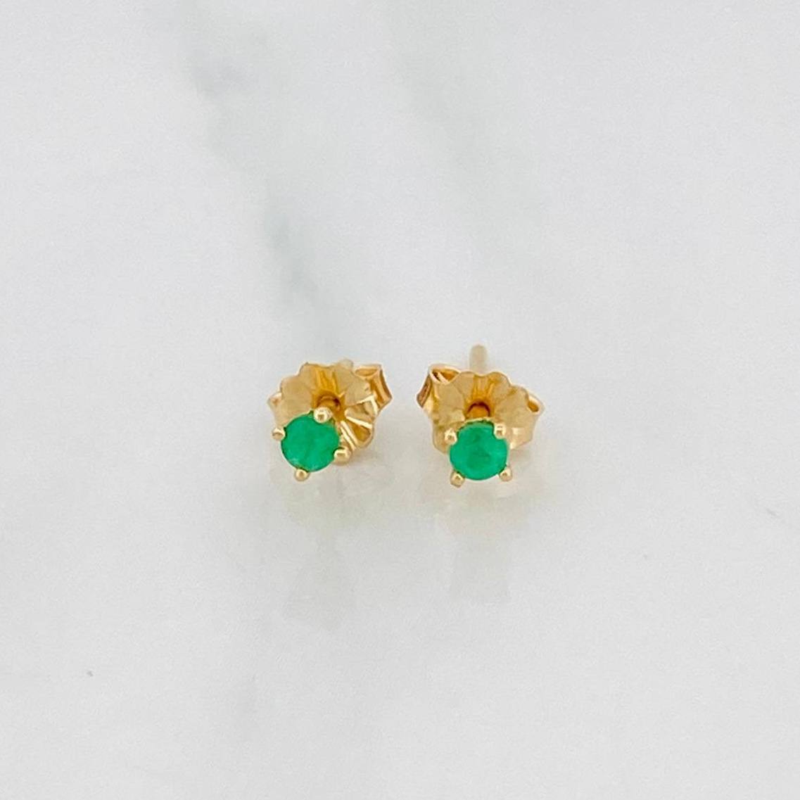 Stud Earrings Four Prongs Emerald 30pts 0.9g / in / 2mm Yellow Gold 18K