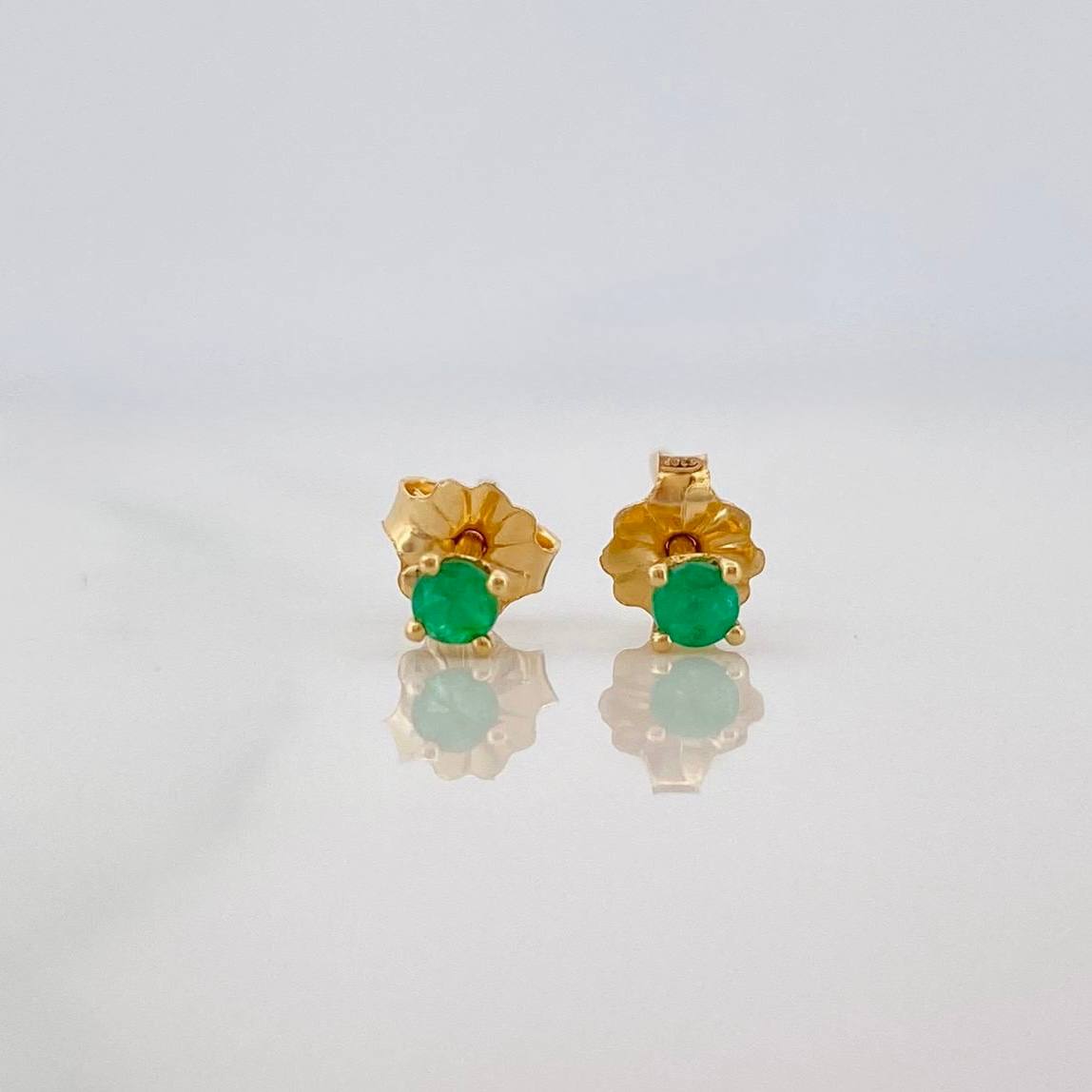 Stud Earrings Four Prongs Emerald 30pts 0.9g / in / 2mm Yellow Gold 18K