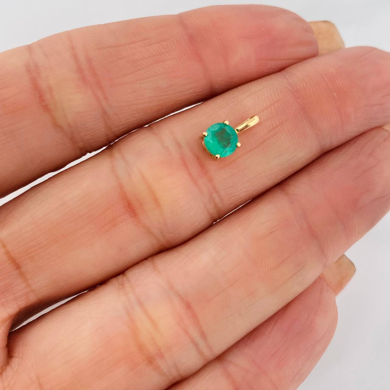 Pendant Emerald Circle 48pts 0.45g / 1/2 in 18K Yellow Gold