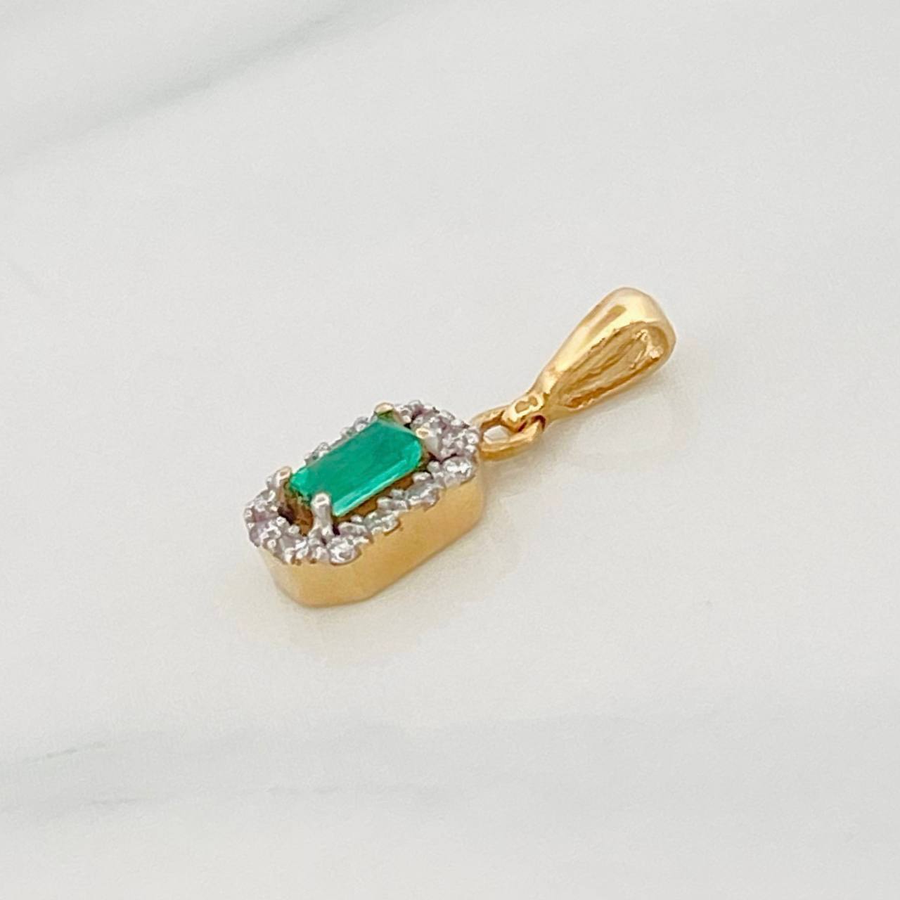 Pendant Rectangle Emeralds 12pts Diamonds 10pts 0.7g / 1/2 in Two Golds Yellow White 18K