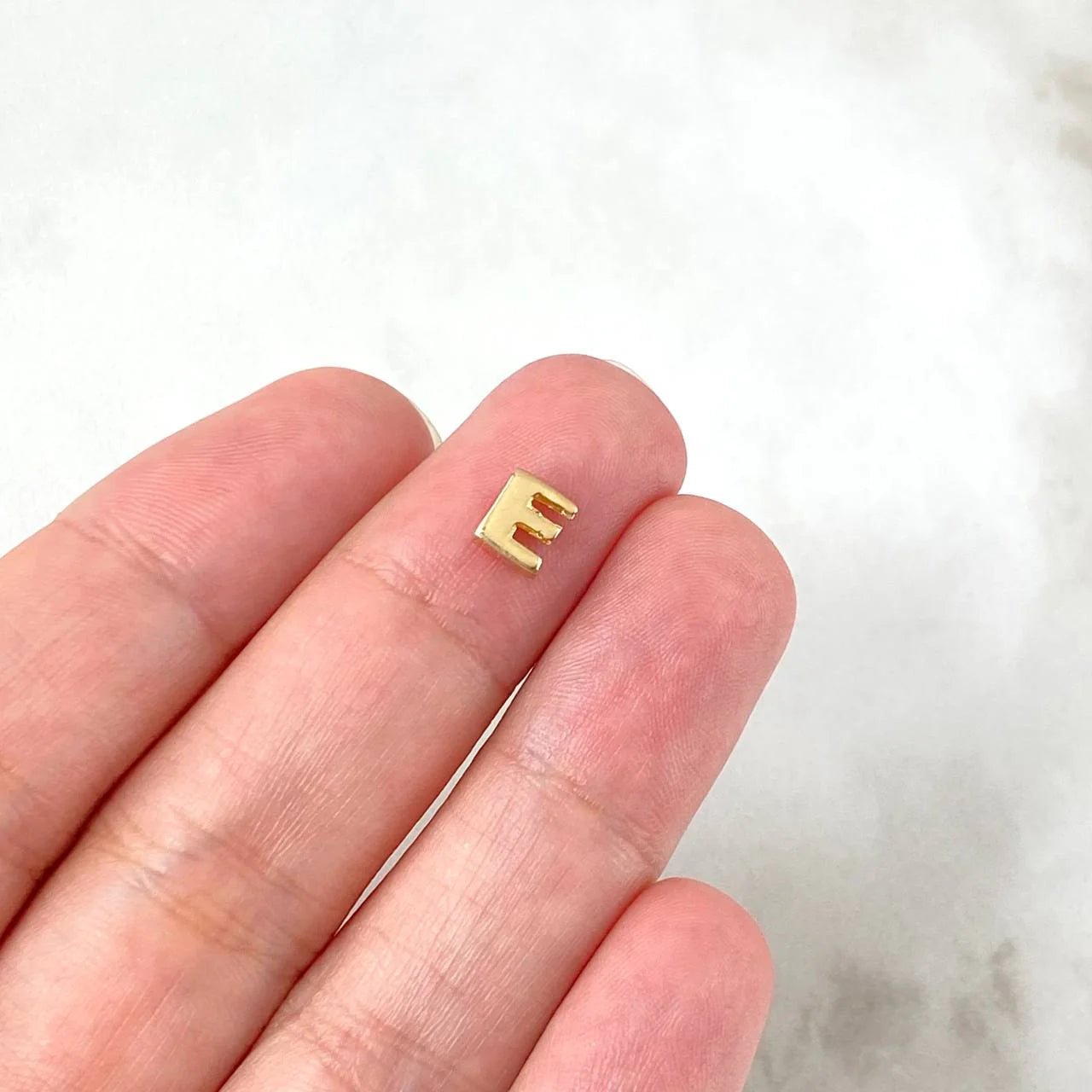 Herraje Letra E 0.35gr / 1/4 in / Oro Amarillo 18K ©