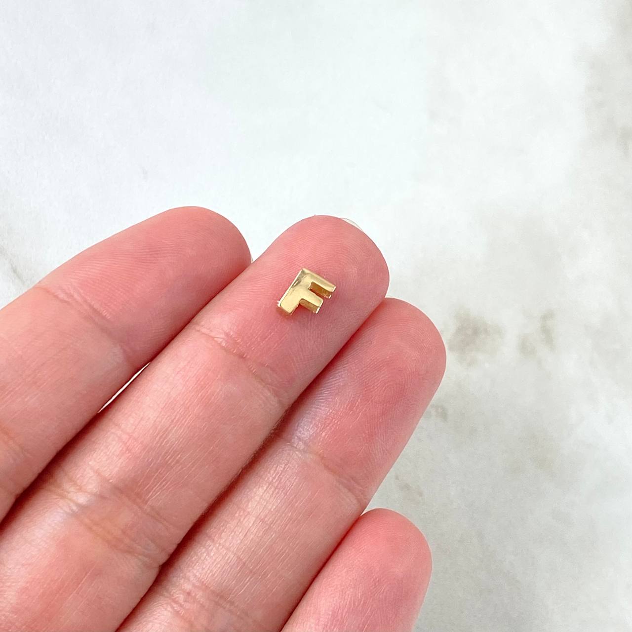 Charm Letter F 0.25gr / 6mm / Yellow Gold Drum