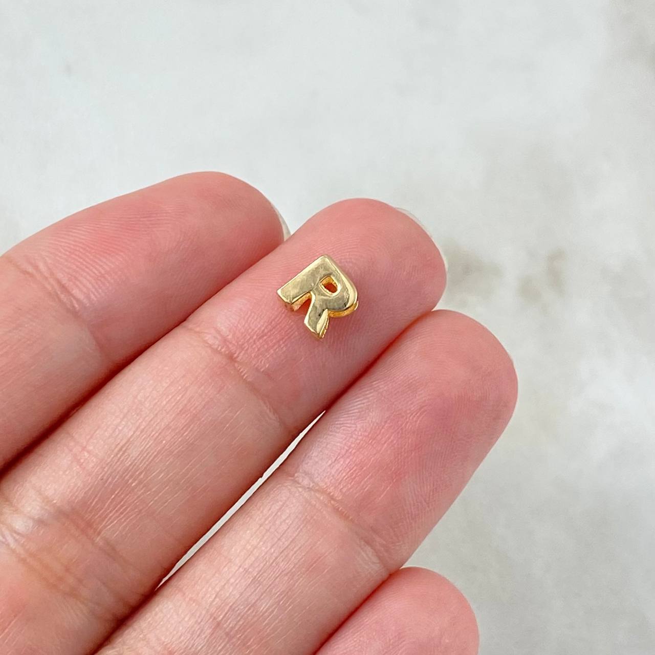 Charm Letter R 0.3gr / 6mm / Yellow Gold Drum