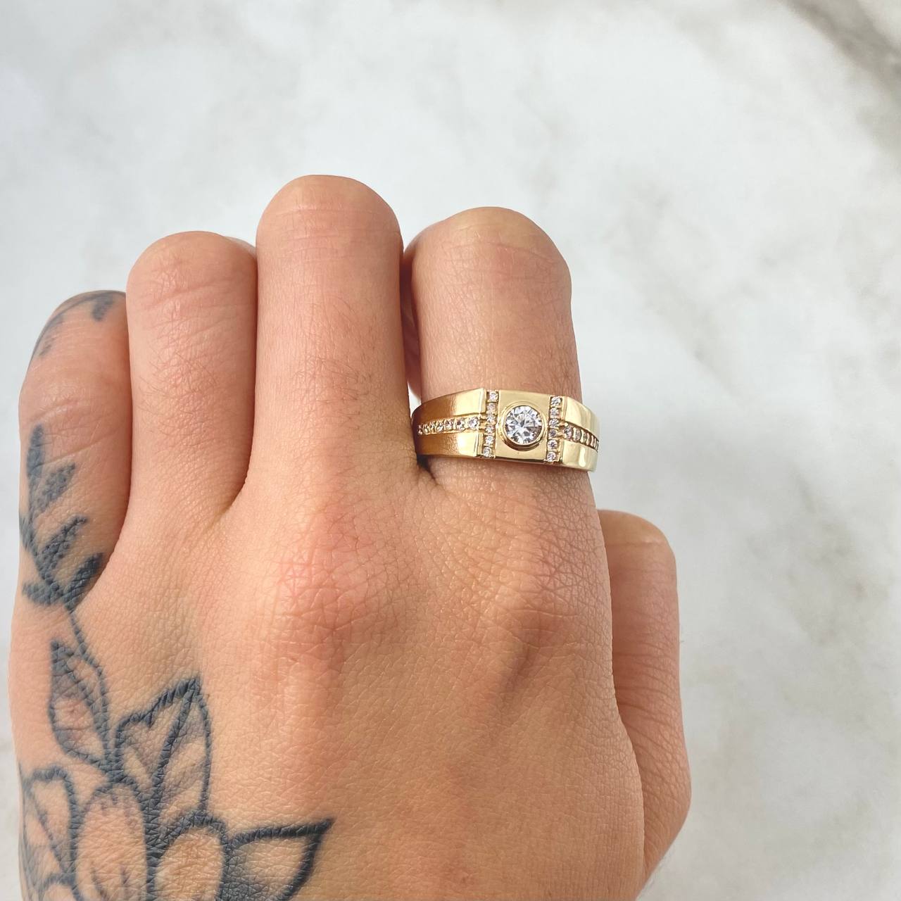 Sealed Scepter Ring 4.25gr / Size 9 1/2 / 18K Gold *