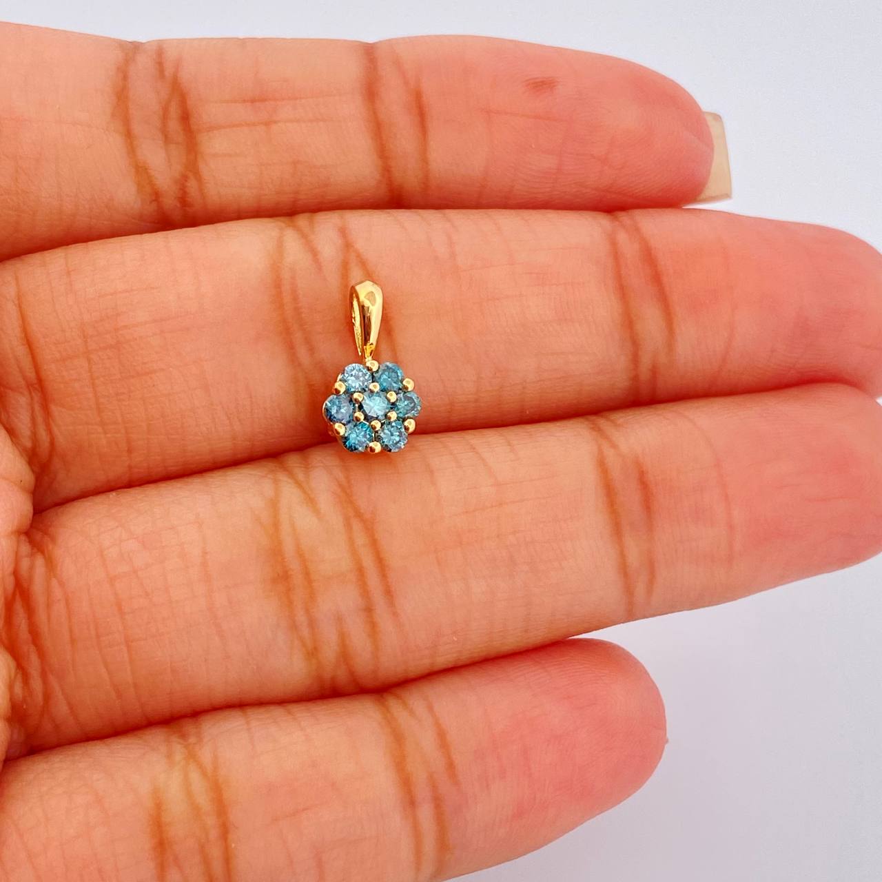 Dije Flor Diamantes 0.7gr / 1/2 in / Oro Amarillo 18K %