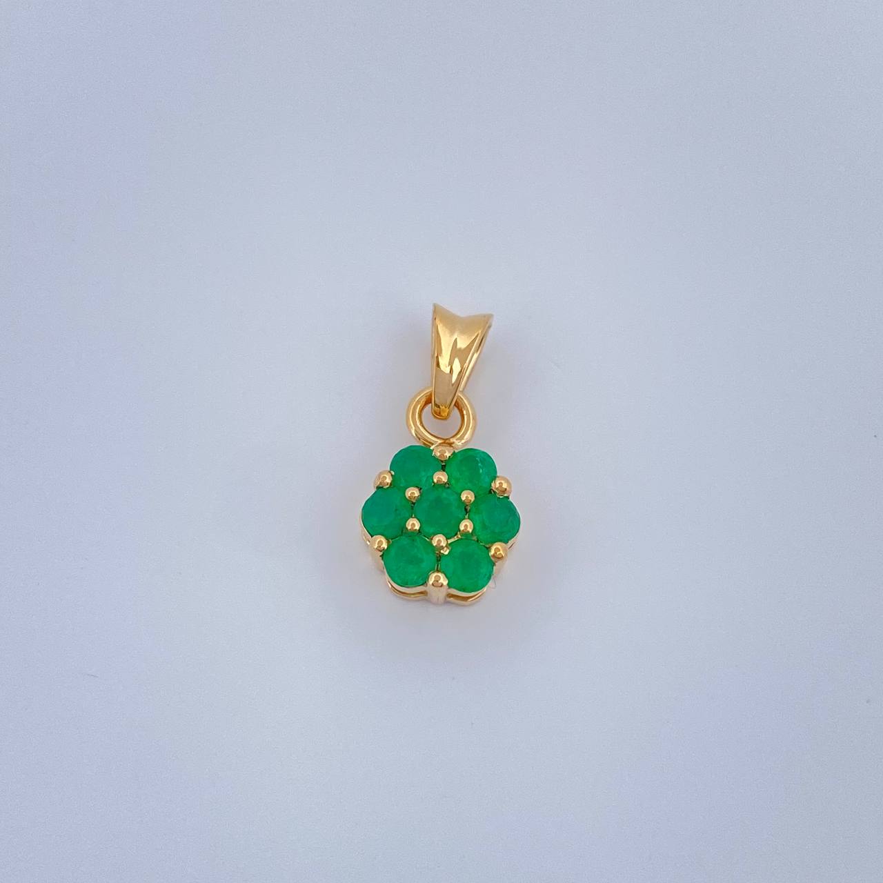 Dije Flor Esmeraldas 0.95gr / 1/2 in / Oro Amarillo 18K %