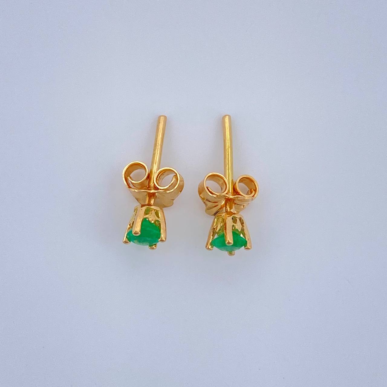 Topos Cuatro Garras Esmeraldas 0.75gr / 3mm Oro Amarillo 18K %