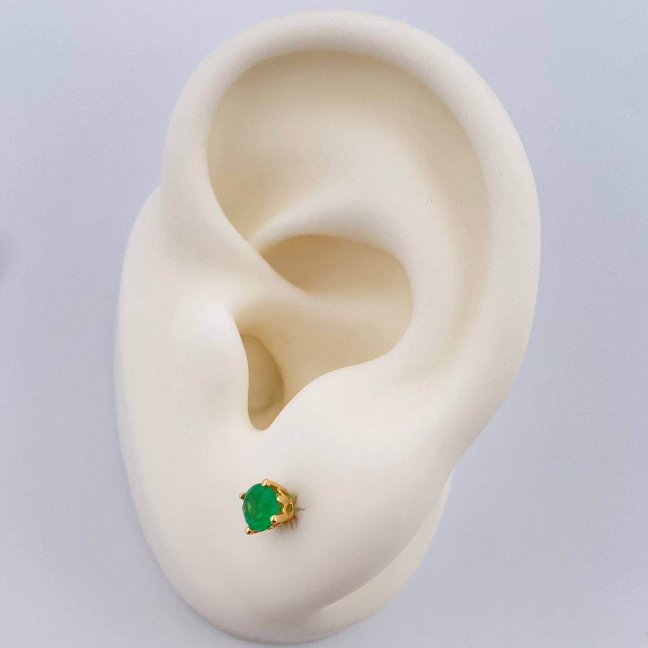 Topos Cuatro Garras Esmeraldas 0.9gr / 4mm Oro Amarillo 18K %