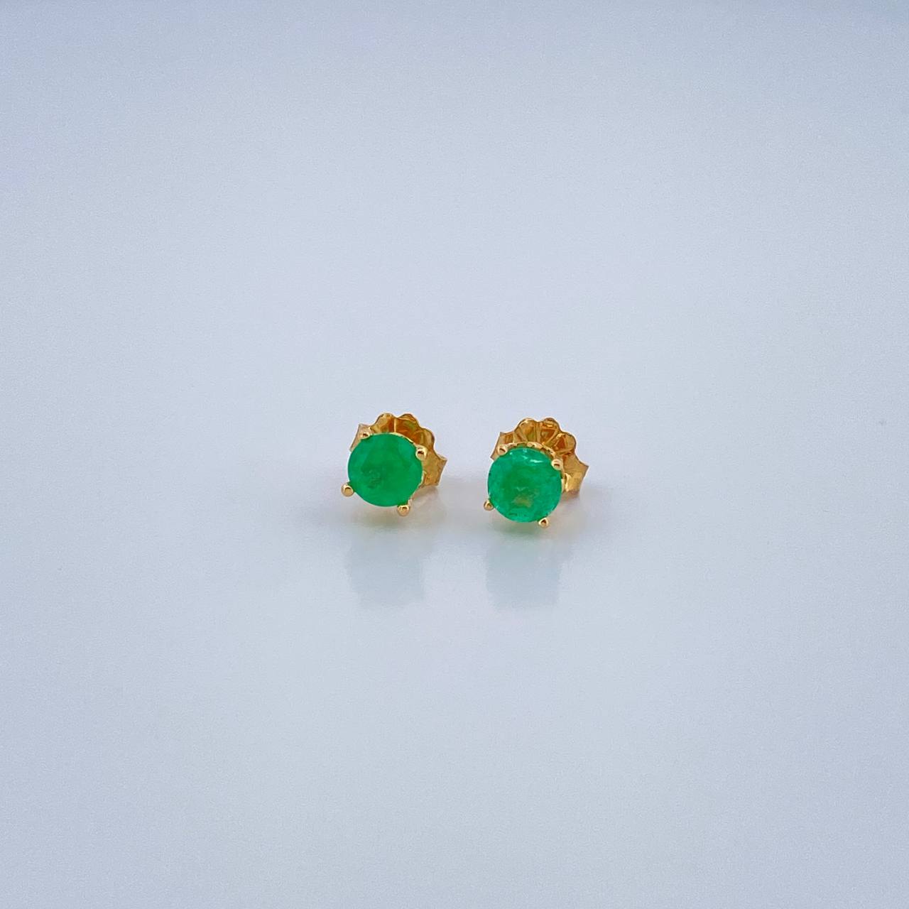 Topos Cuatro Garras Esmeraldas 0.9gr / 4mm Oro Amarillo 18K %