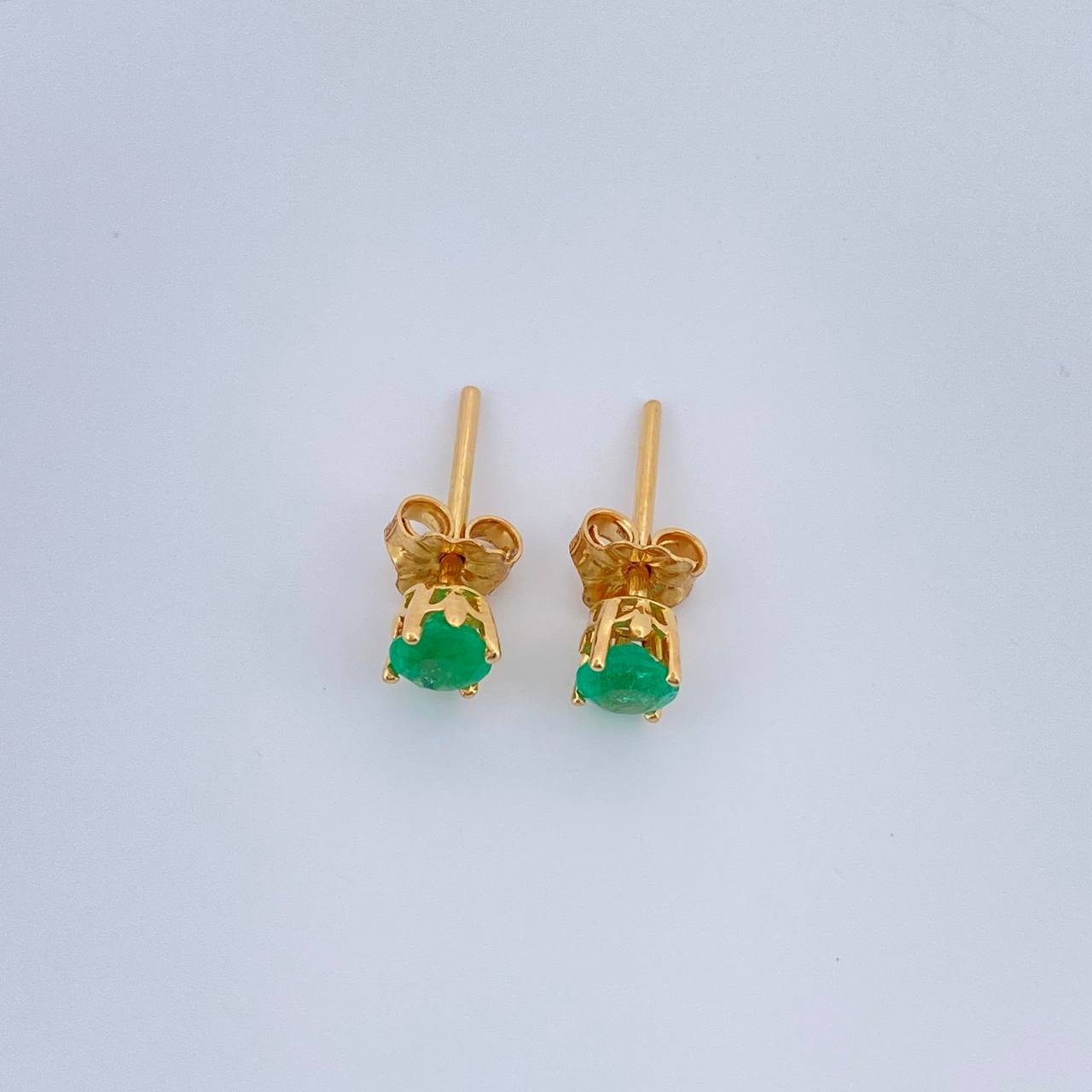 Topos Cuatro Garras Esmeraldas 0.9gr / 4mm Oro Amarillo 18K %