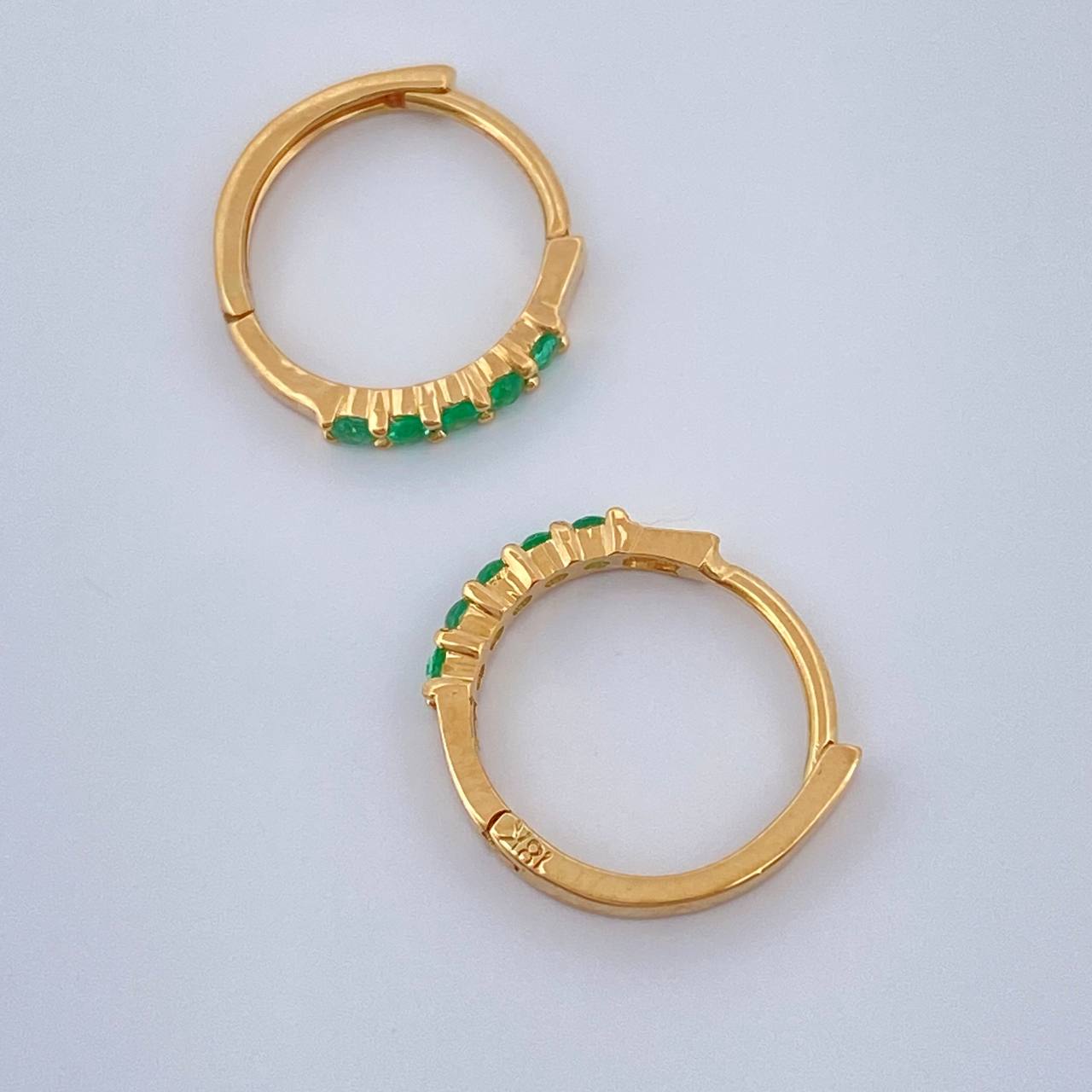 Candongas Carril Esmeraldas 1.05gr / 1/2 in / Oro Amarillo 18K %