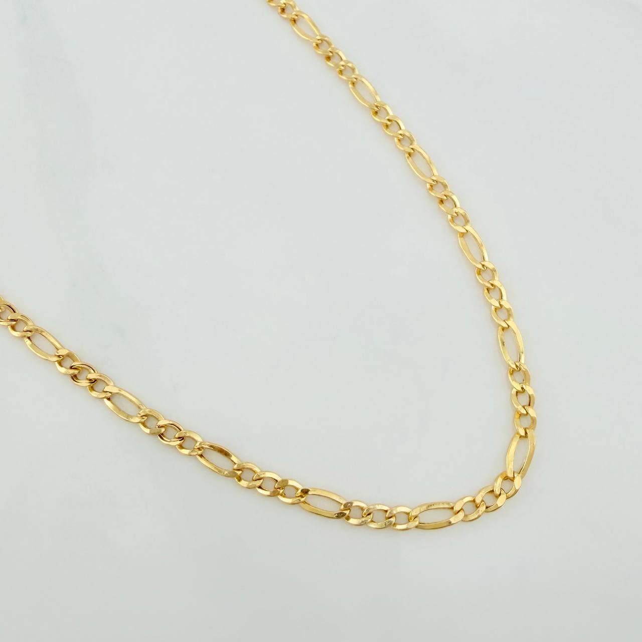 Cadena Figaro 3.05gr / 23 3/4 in / 2.38mm Oro Amarillo +1 18K $