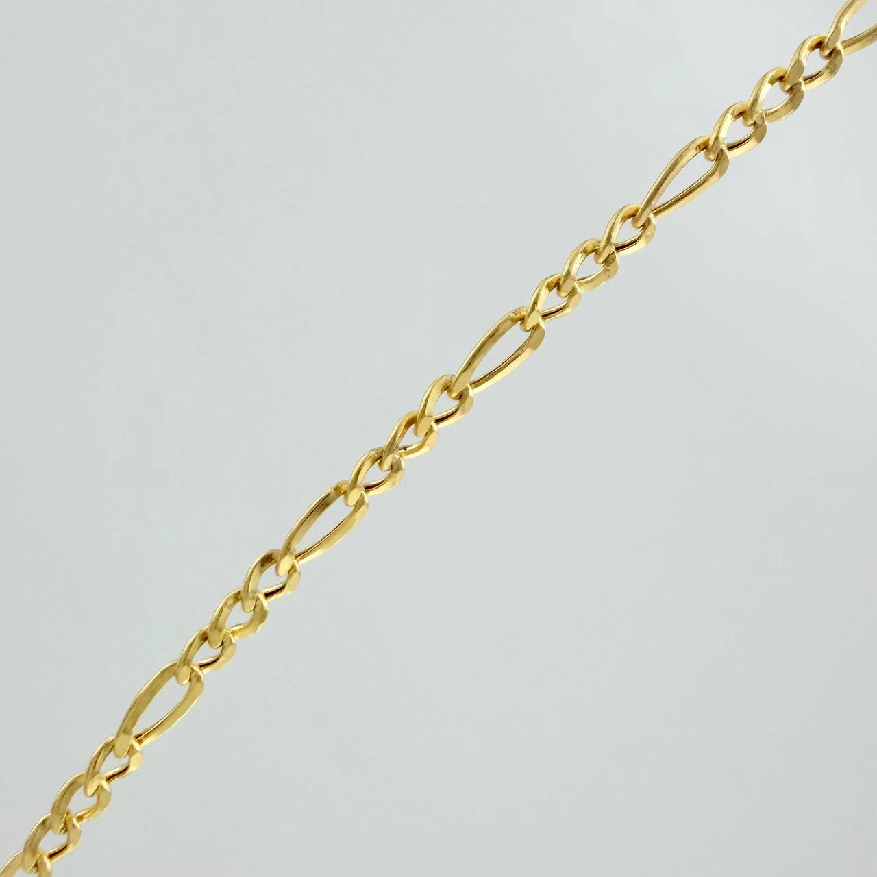 Cadena Figaro 3.05gr / 23 3/4 in / 2.38mm Oro Amarillo +1 18K $