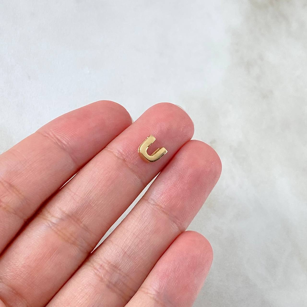 Charm U Letter 0.3gr / 6mm / Yellow Gold