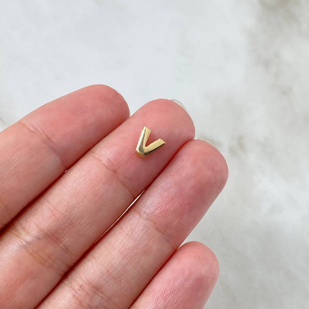 Herraje Letra V 0.35gr / 6mm Tambor Oro Amarillo 18K