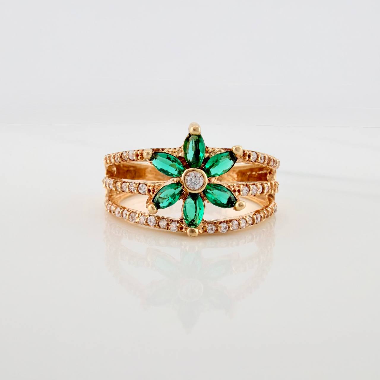 Anillo Flor Tres Lineas 3.85gr / T7 1/2 / Oro Amarillo 18K $