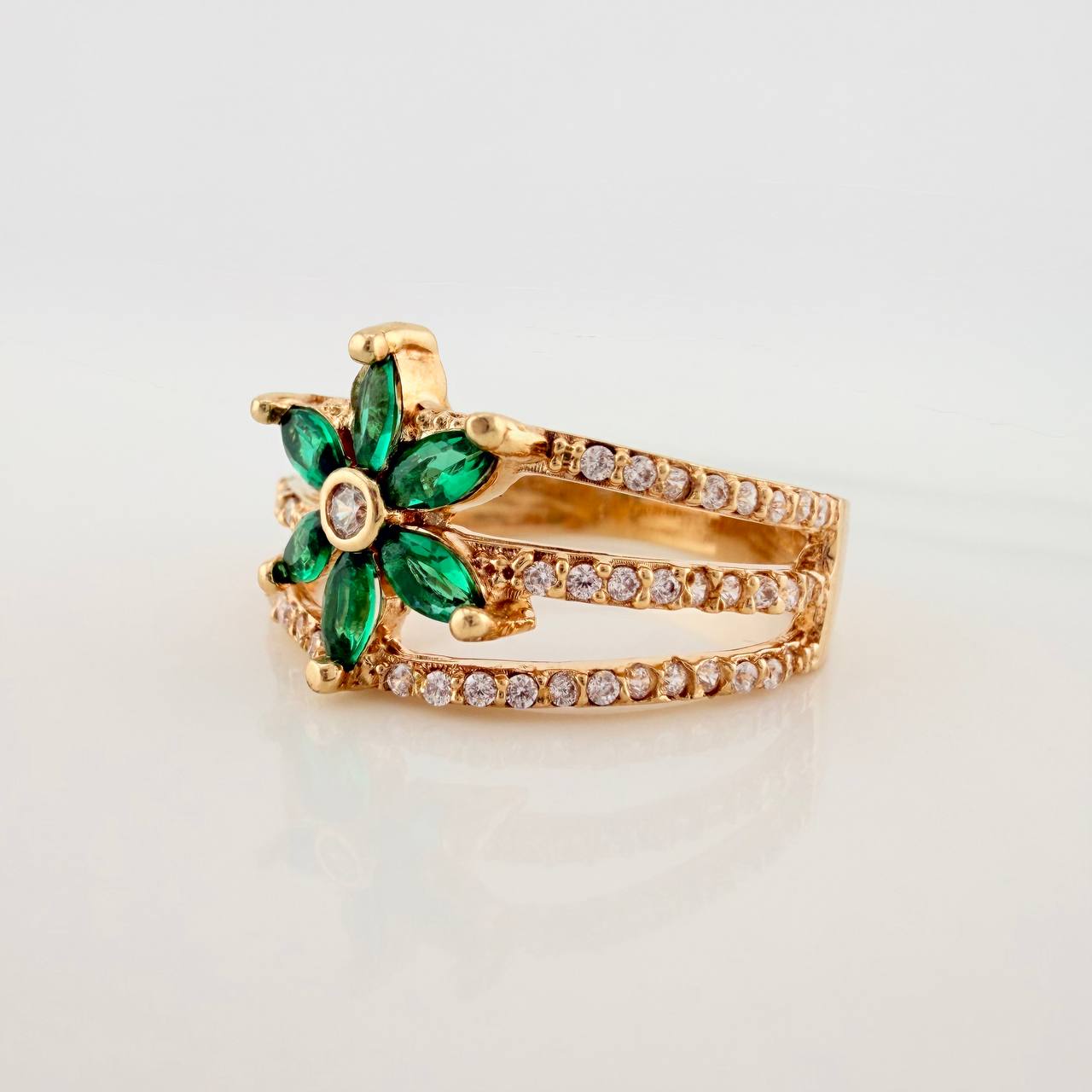 Anillo Flor Tres Lineas 3.85gr / T7 1/2 / Oro Amarillo 18K $