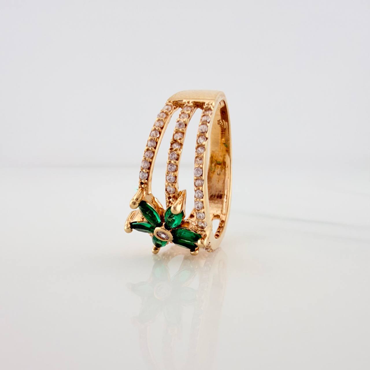 Anillo Flor Tres Lineas 3.85gr / T7 1/2 / Oro Amarillo 18K $