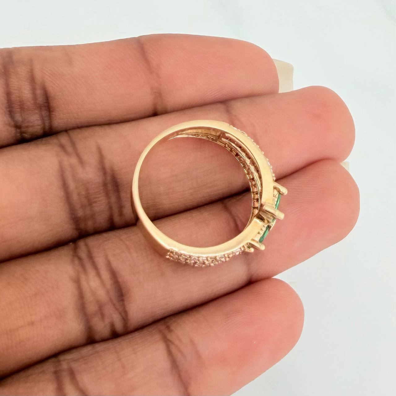 Anillo Flor Tres Lineas 3.85gr / T7 1/2 / Oro Amarillo 18K $
