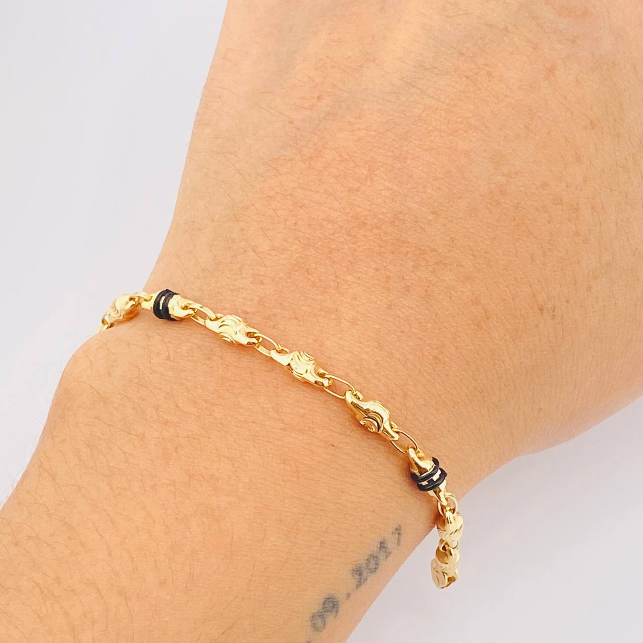 Pulso Rustico Cilindro Diamantado 5.15gr / 8 1/2 in / 3.9mm Oro Amarillo 18K *