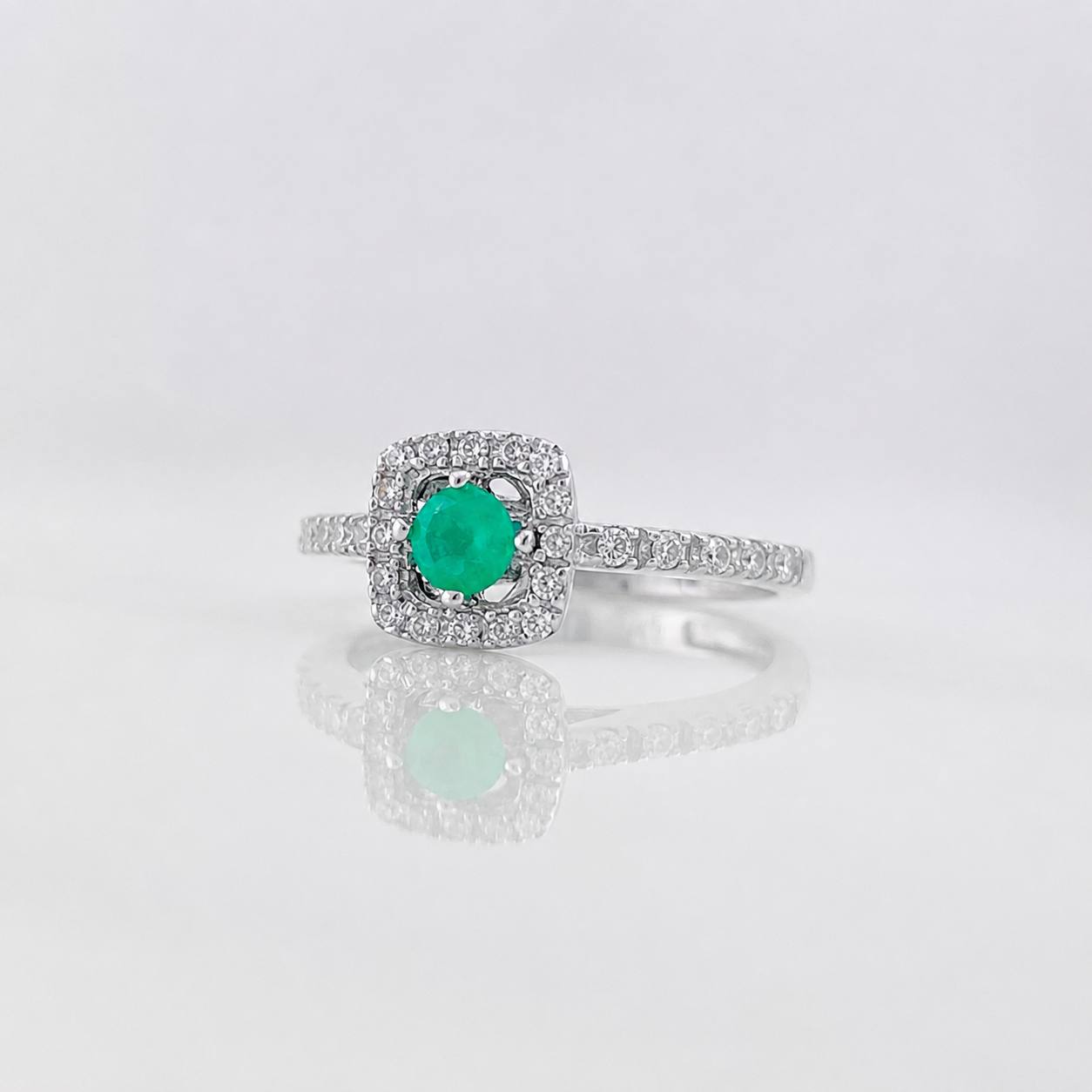 Anillo Halo Cuadrado Esmeralda 0.15pts 2g / T6 Plata 925