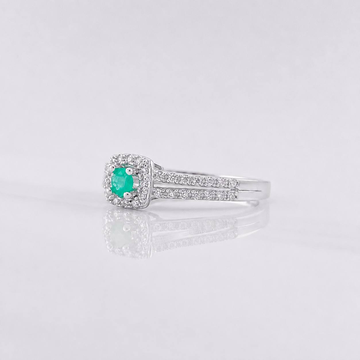 Square Halo Emerald Ring 0.14pts 1.75g / T6 3/4 Silver 925