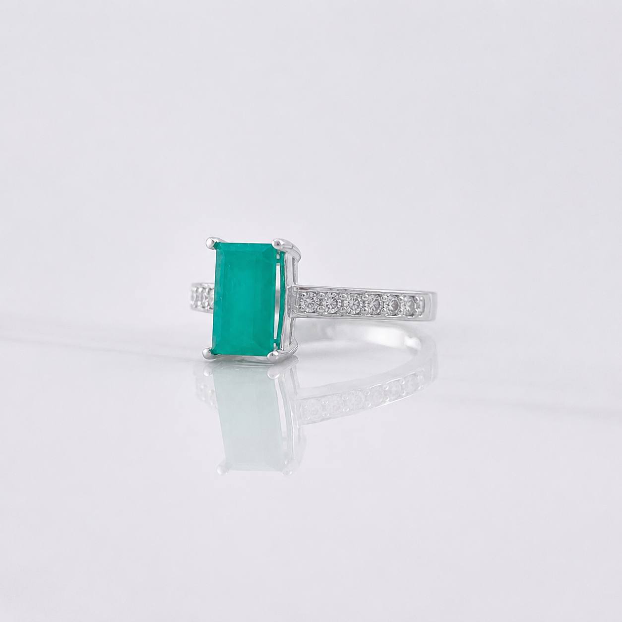 Emerald Rectangle Ring 1.24pts 2.1g / T5 3/4 Silver 925