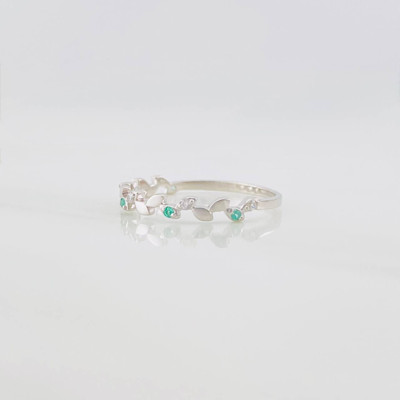 Churumbela Ring Emerald Leaves 0.02pts 0.9g / T6 3/4 Silver 925